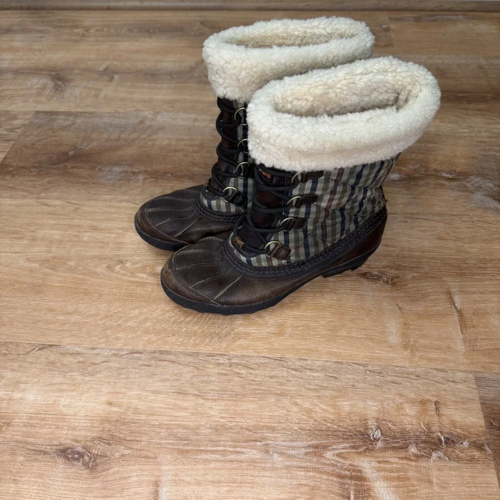 UGG Australia Women's Plaid Lined Winter‎ Boots Size 7 Waterproof Event Casual